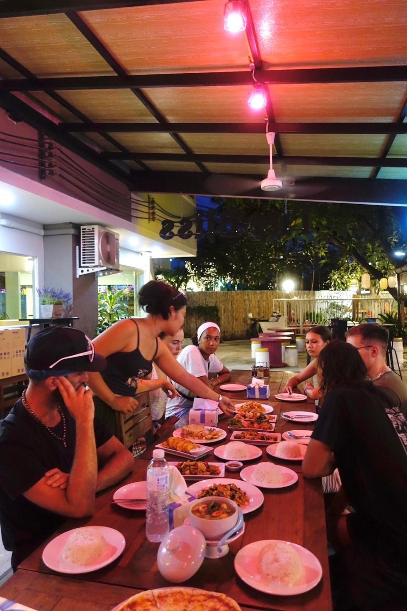 Ostello Revolution Khao San By The Bliss Bangkok Esterno foto